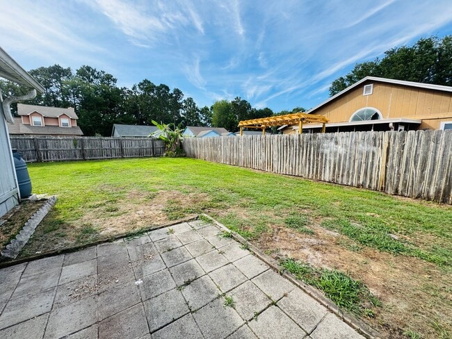 Building Photo - Charming 3 Bedroom, 2 Bath Home with Fence...