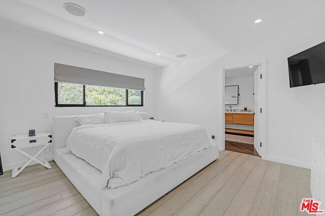 Building Photo - 2121 El Roble Ln