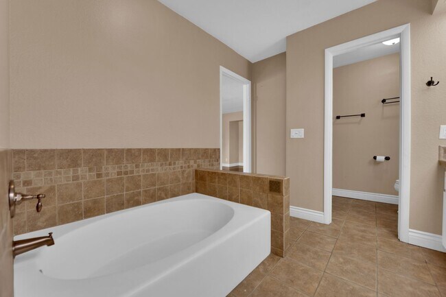 Building Photo - Beautiful 4 bed/ 3 bath POOL Home For Rent