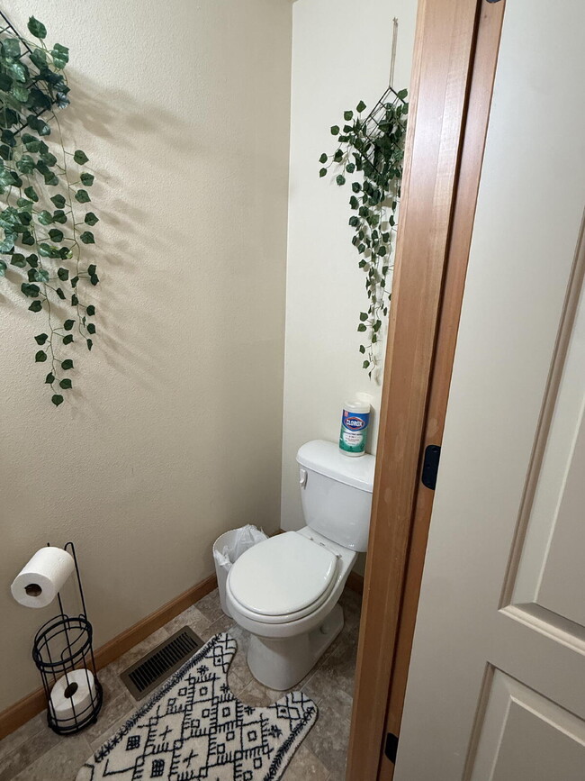 Building Photo - "Spacious 3-Bed & 2.5 Baths in 1700 Sq Ft!"