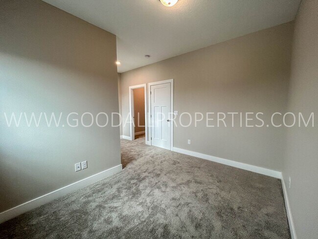 Building Photo - 4 Bedroom 2.5 Bath Townhome in Adel with attached 2-car garage.