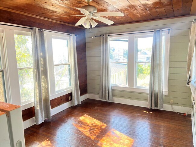 Building Photo - 703 W 11th St