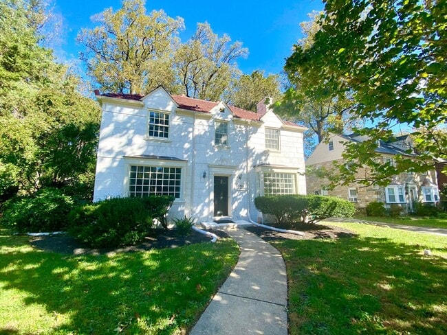 Building Photo - Stunning 4 Bed/3.5 Bath Historic Home - Be...