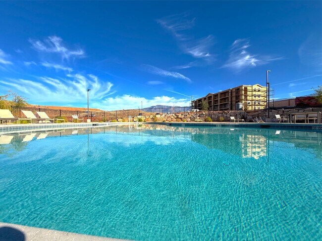 Building Photo - 2 bed, 1 bath Condo