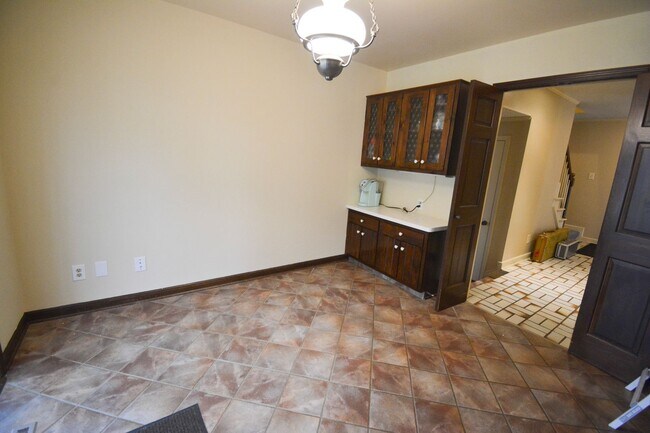 Building Photo - Unique, Conveniently Located, 4 bed 2.5 bath Home For Rent!