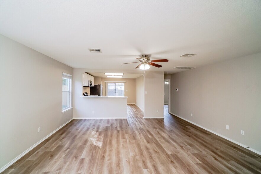 Building Photo - 117 Mood Lake Dr