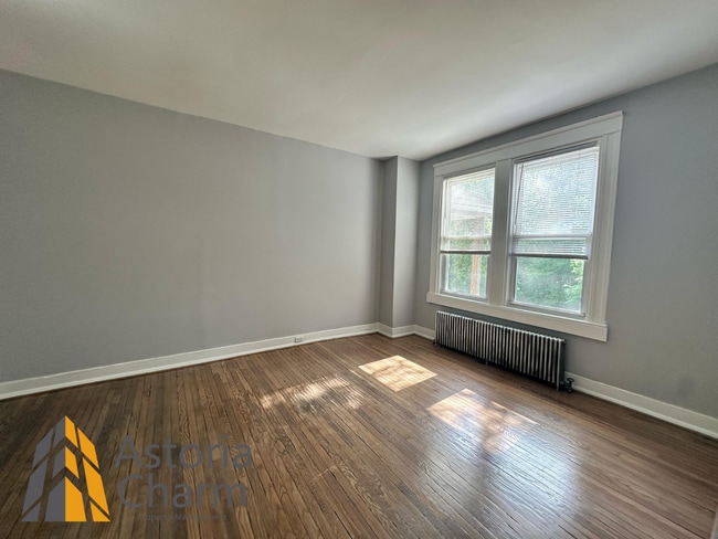 Building Photo - 4 bedroom 1 bath or 3 bedroom + den AVAILA...