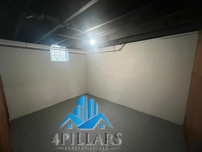 Building Photo - "Charming 3-Bedroom Home with Spacious Lay...