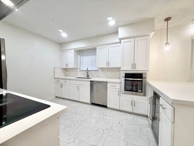 Building Photo - Elegant 3/2/2 home in Maplewood near Meyer...