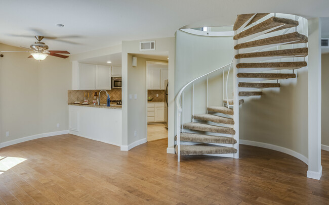 Building Photo - Beautiful Redondo Beach Townhouse