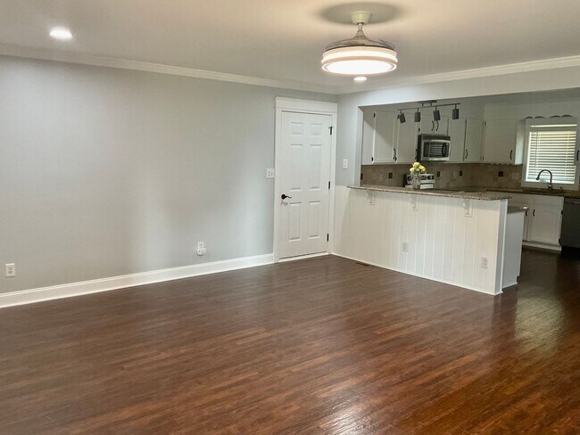 Building Photo - 1190 Park Cir