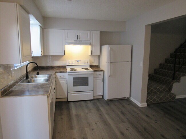 Building Photo - Cozy 2 bedrooms and 1.5 baths townhome located in Lee's Summit