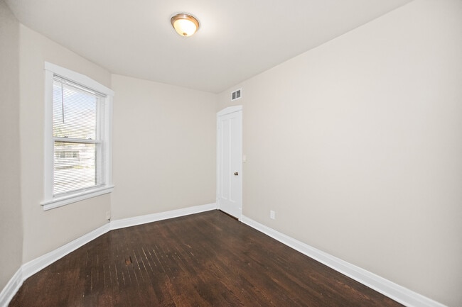 Building Photo - 4146 W Cornelia Ave