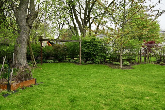 Building Photo - 211 Sandalwood Dr