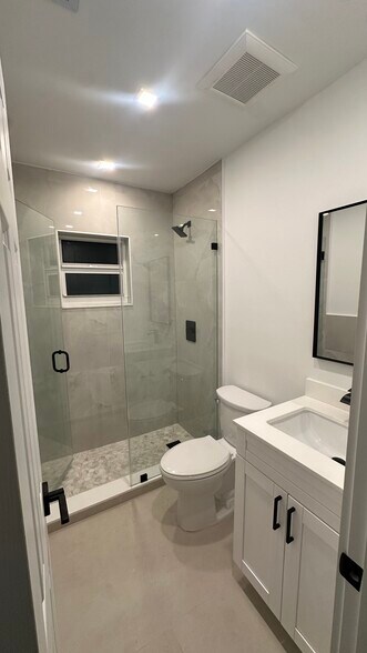 Building Photo - 922 NW 4th Ave