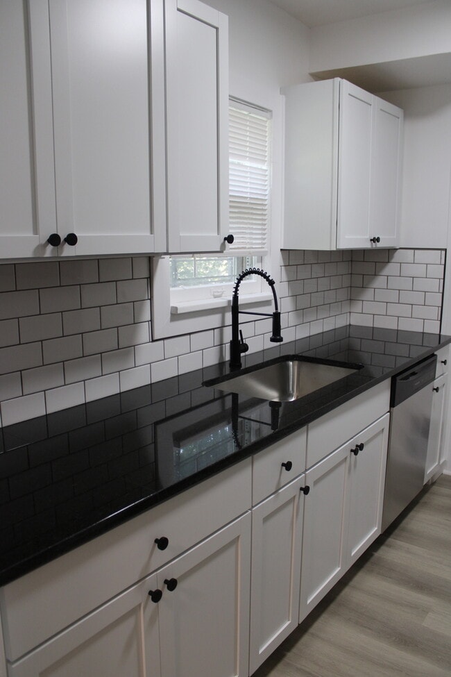 Building Photo - 2bed 1bath in Midtown