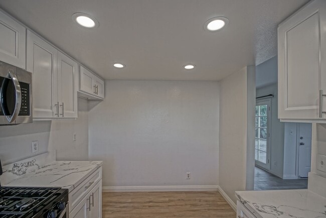 Building Photo - Newly Updated, Detached Rear Townhome w/ S...