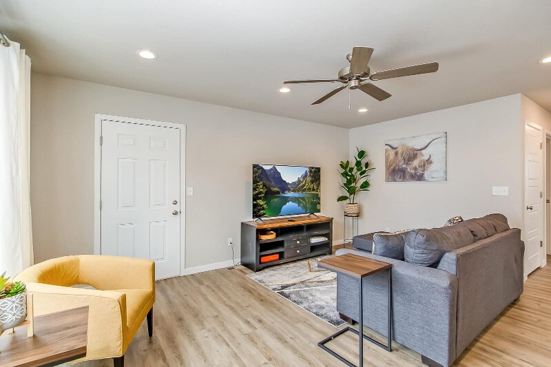 Building Photo - 1940 Good Hearted Pl