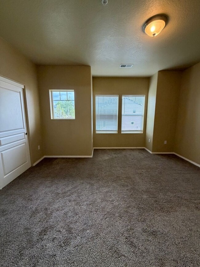 Building Photo - Modern Comfort Meets Easy Living in McKenzie Ridge Estates