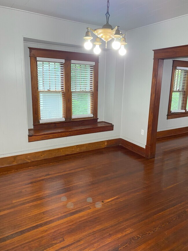 Building Photo - 324 S Benjamin St