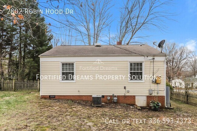 Building Photo - 2802 Robin Hood Dr