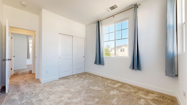 Building Photo - Bright & Beautiful 4 Bedroom 3 Full Bathroom Home!