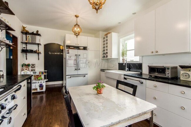 Building Photo - 445 Oakland Park Ave