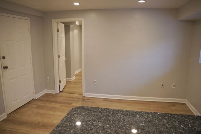 Building Photo - Lavish Lower Level 1 BR/ 1 BA Condo in Col...