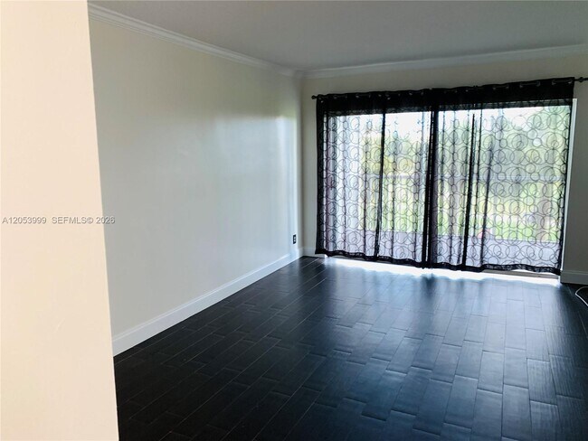 Building Photo - 2850 N Palm Aire Dr