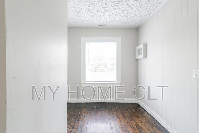 Building Photo - 1017 Holland Ave