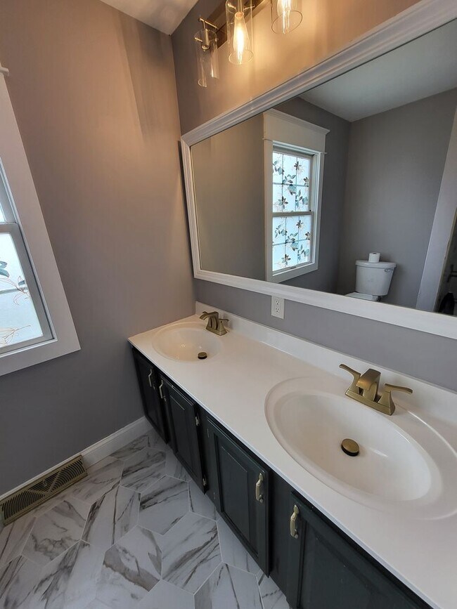 Building Photo - 3 Bedroom Townhome in Lititz