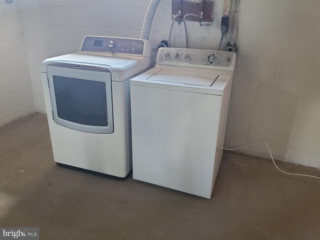 Building Photo - 326 Wellham Ave