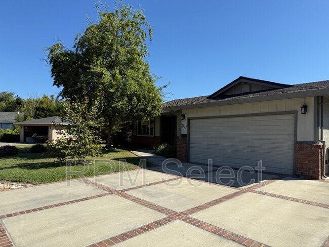 Building Photo - 1017 Silver Lake Dr