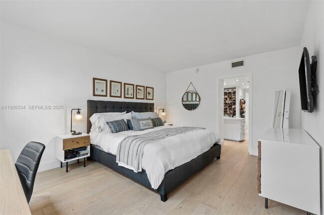 Building Photo - 141 Crandon Blvd