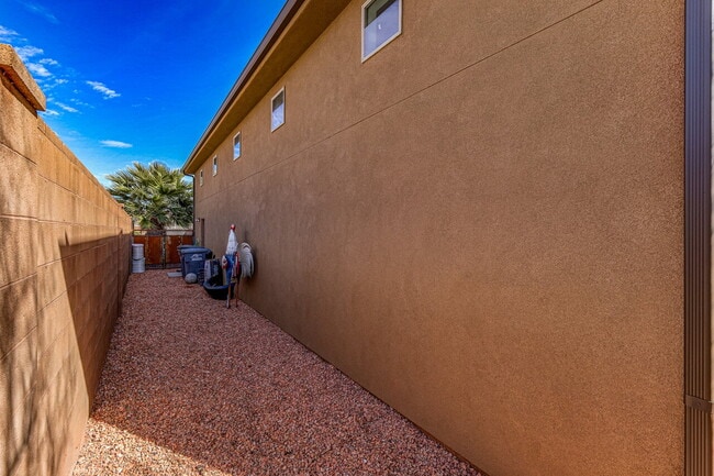 Building Photo - "Charming 3-Bedroom Retreat with 2 Baths and 2150 Sq. Ft. of Comfort in Santa Clara!"