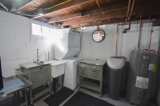 Building Photo - Cozy 2 Bedroom SE Rochester Home with Incredible Yard!