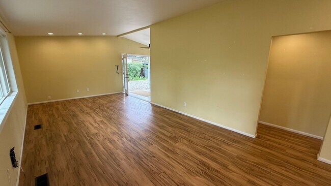 Building Photo - Charming 3-Bed 2bath Single-Level Home in ...