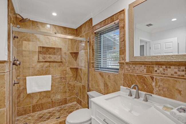 Building Photo - 470 SE 4th Ct