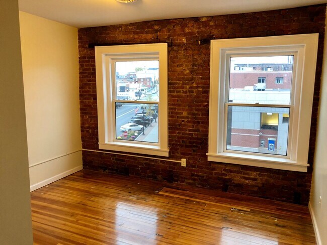 Building Photo - 519 Exchange St