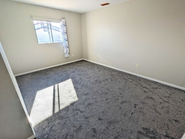 Building Photo - 5 Bedroom Three Bath, Great Location