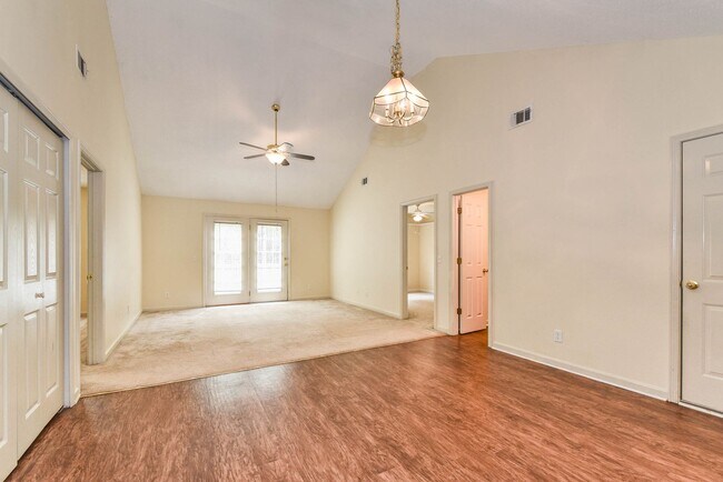 Building Photo - 3 Bedroom, 2 Bath Home with Fully Fenced Yard – Pet Friendly!