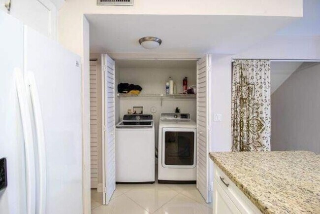 Building Photo - 2358 NW 37th Ave