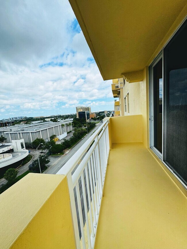 SE View - 215 SW 42nd Ave