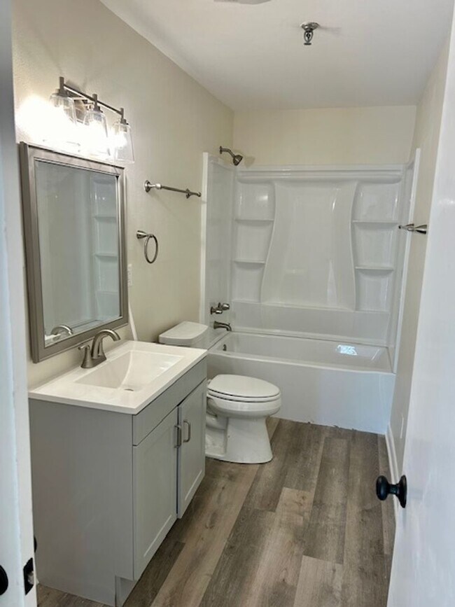 Building Photo - 848 E Boston St