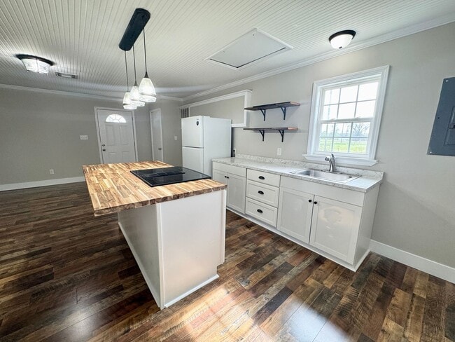 Building Photo - Country Cottage - Adorable 2 bedroom, 1 bath! Cute front porch & landscaping included!