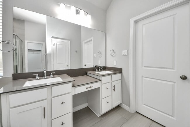 Building Photo - 9019 Emerald Cane Dr