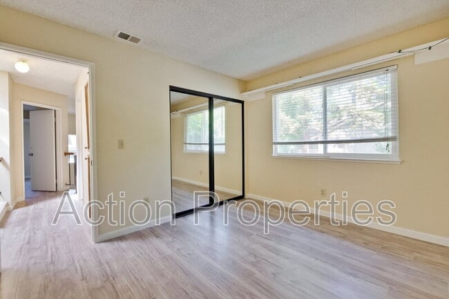 Building Photo - 1999 Garden Bing Cir