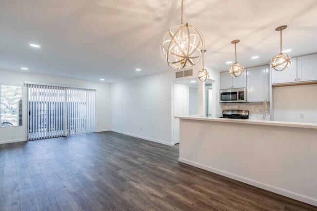 Building Photo - 18350 Hatteras St