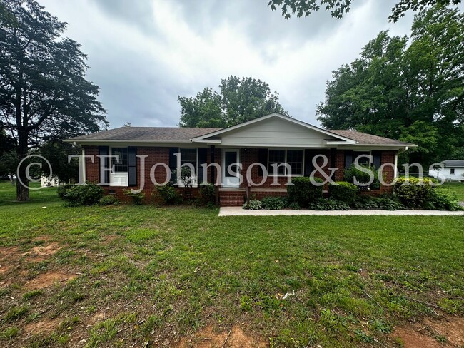 Primary Photo - Spacious 3 Bedroom Home in Winston Salem