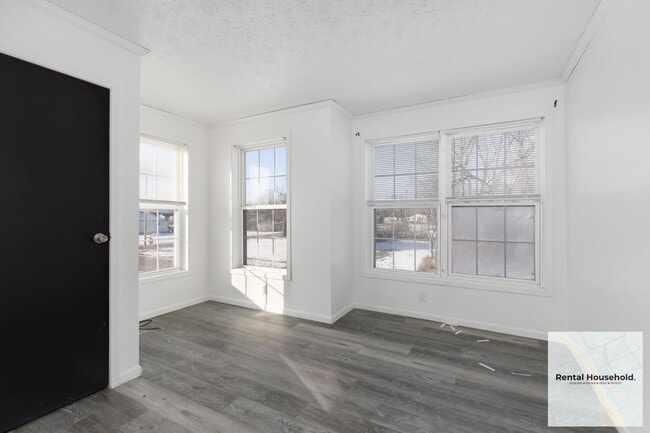 Building Photo - Completely Redone 3 Bed 1.5 Bath Rental!